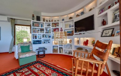 Villa exclusive offrant une vue panoramique imprenable, située à proximité du club de golf d